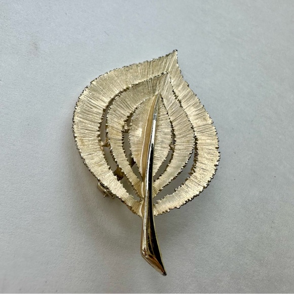 Vintage Stylized Leaf Brooch, Gold-tone unsigned - Picture 2 of 6